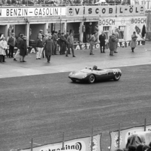1000 km du Nurburgring 1962, Jim passe devant les stands